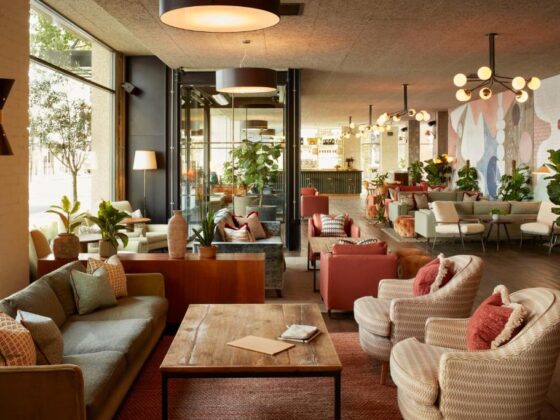 Hoxton vs Jubilee Hotel: Ultimate London Stay Battle