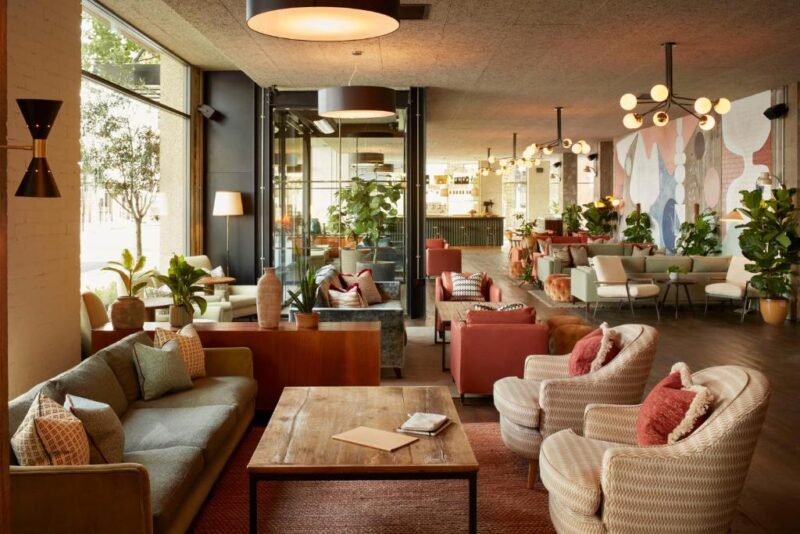 Hoxton vs Jubilee Hotel: Ultimate London Stay Battle